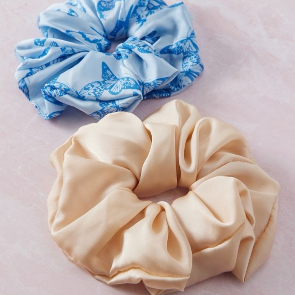Urban Outfitters Scrunchie Set - Picture 2 of 3